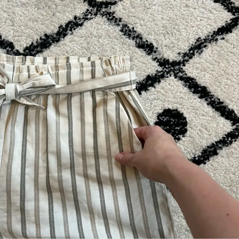 BCBGeneration Cream/Olive Herringbone Stripe Paperbag Pull On Shorts Size Medium